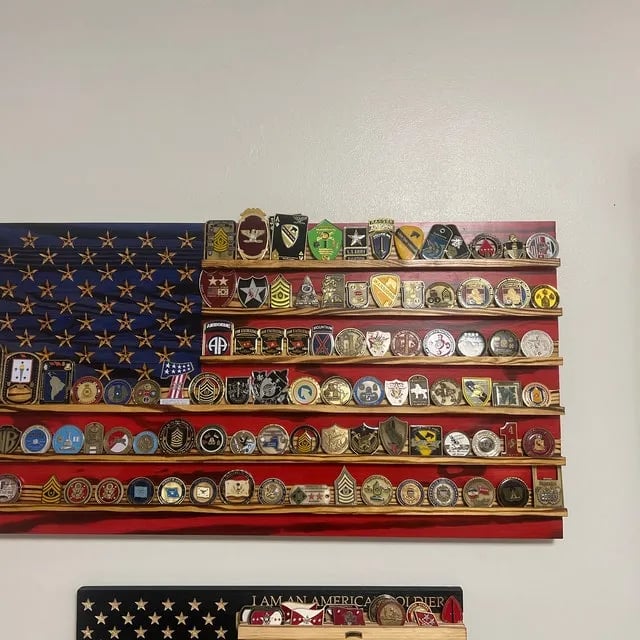 ⚡️LAST DAY 49% OFF - 🇺🇸Challenge Coin Display Rack Holder - Rustic American Flag - 🎁BUY MORE SAVE MORE